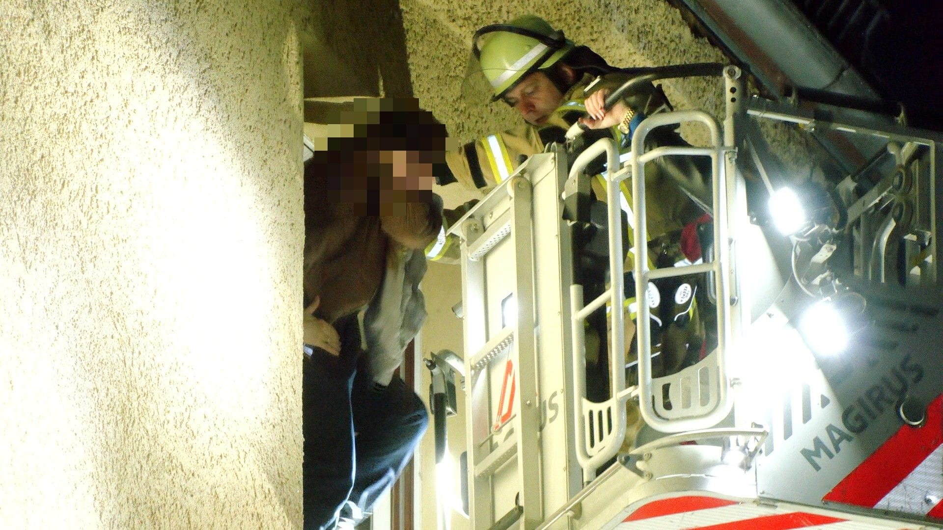 Fürther Feuerwehr rettet Personen aus brennendem Haus.