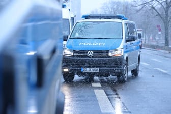 Einsatzwagen der Berliner Polizei: Die Polizei ermittelt in Reinickendorf.