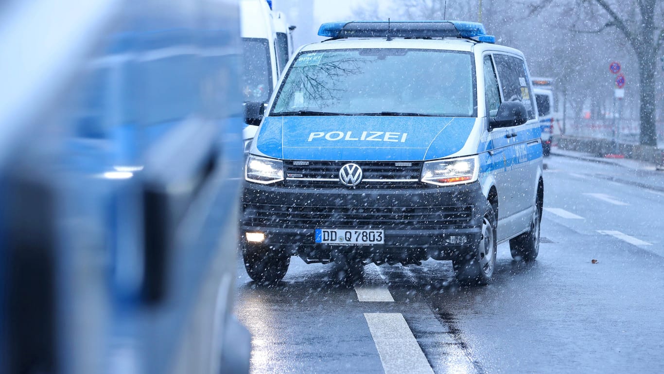 Einsatzwagen der Berliner Polizei: Die Polizei ermittelt in Reinickendorf.