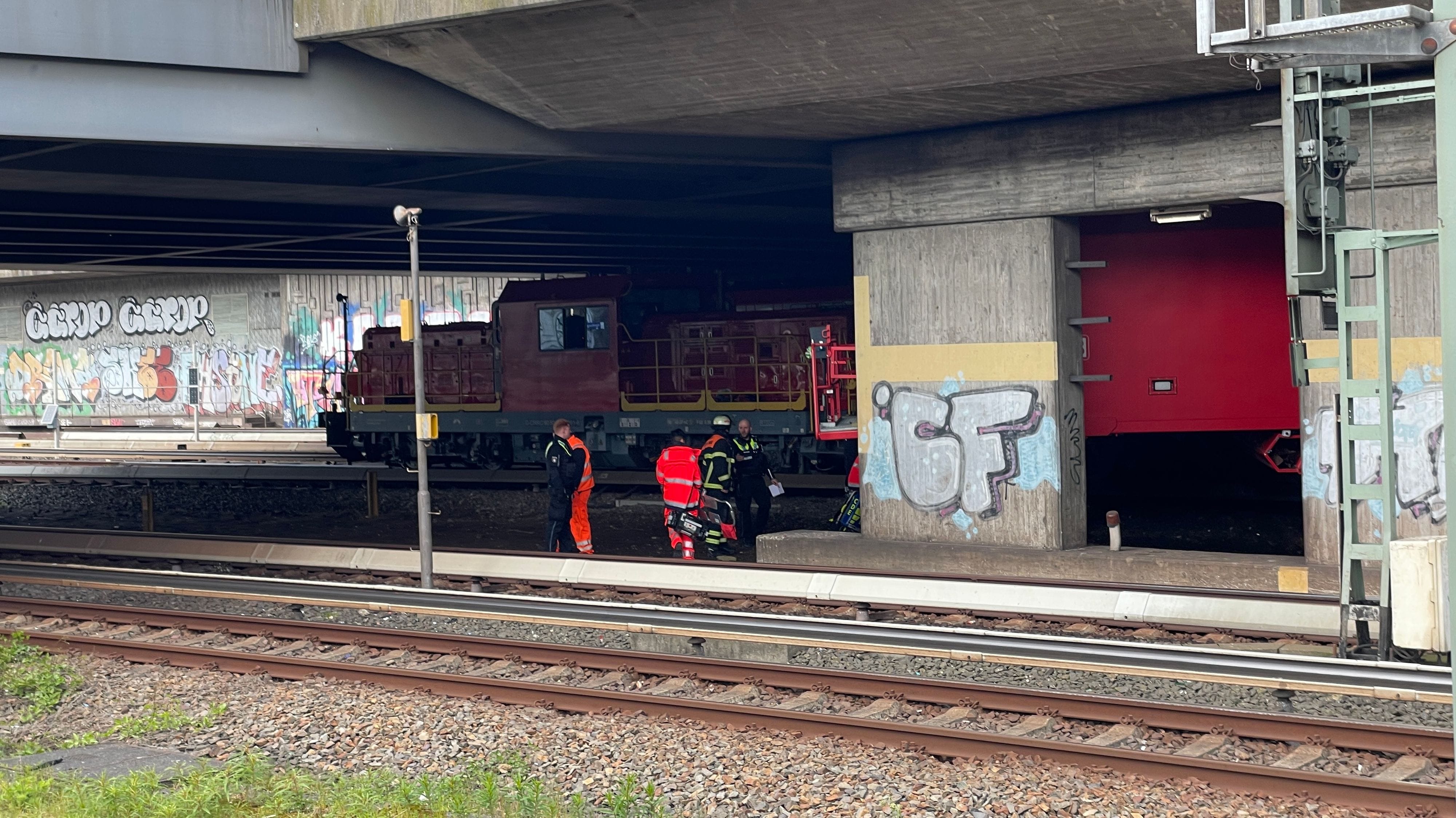 Hauptbahnhof Hamburg: Auflieger von Bauzug rammt Brücke – sieben Verletzte
