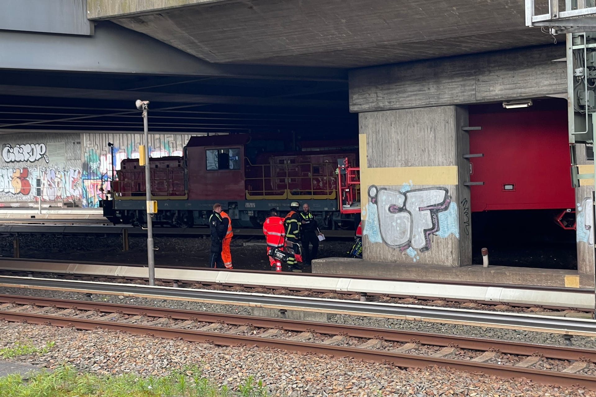 Hauptbahnhof in Hamburg: Bei dem Unfall wurde eine Person unter dem Zug eingeklemmt.