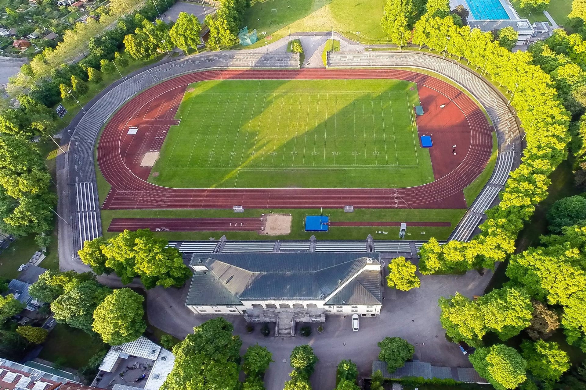 Das Dantestadion im Stadtteil Gern (Archivbild): Bisher trägt dort das Footballteam der Munich Cowboys seine Heimspiele aus.