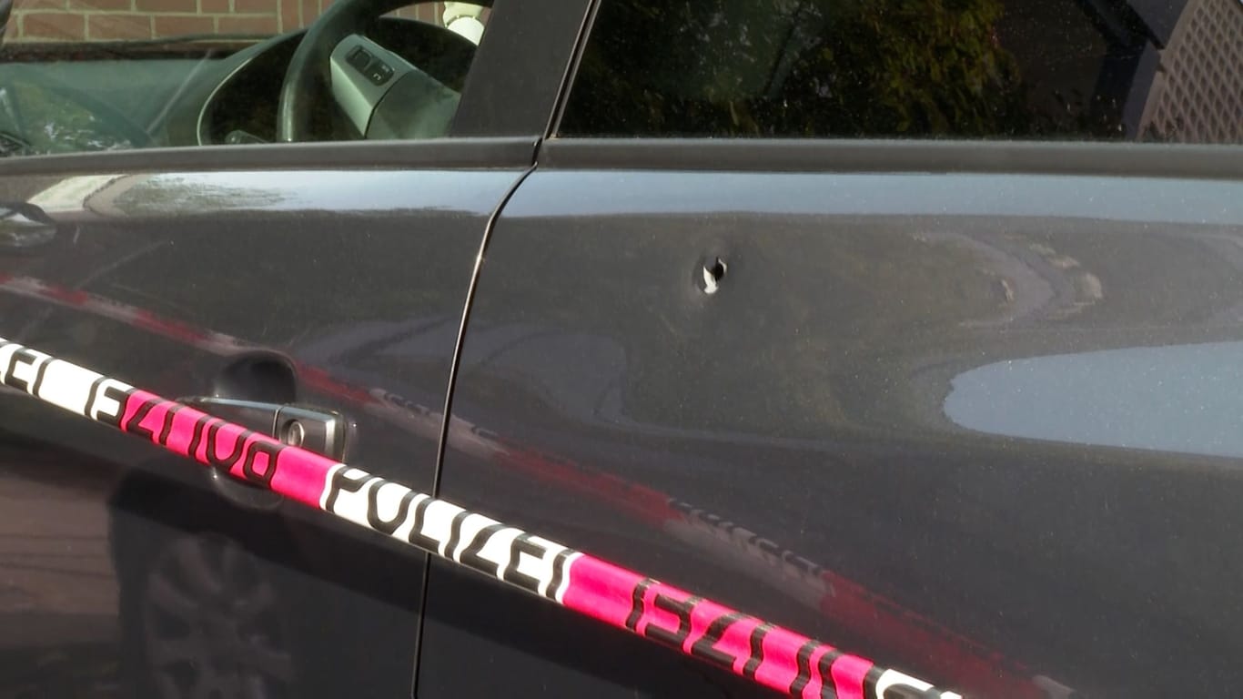 Einschussloch in einem Fahrzeug: Auf ihrer Flucht gaben der oder die Täter weitere Schüsse ab.