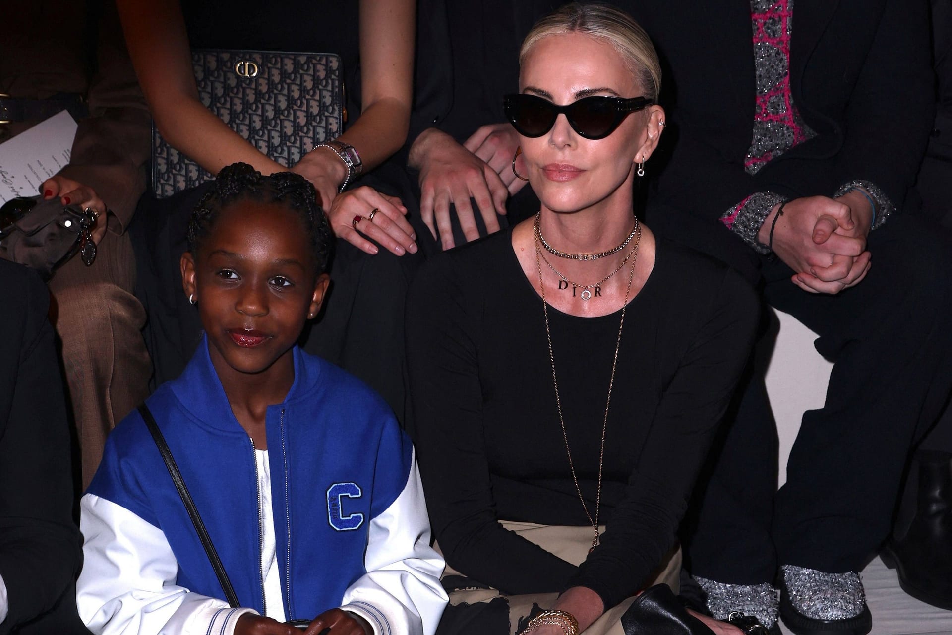 Charlize Theron zusammen mit ihrer Tochter August bei der Dior-Modenschau.
