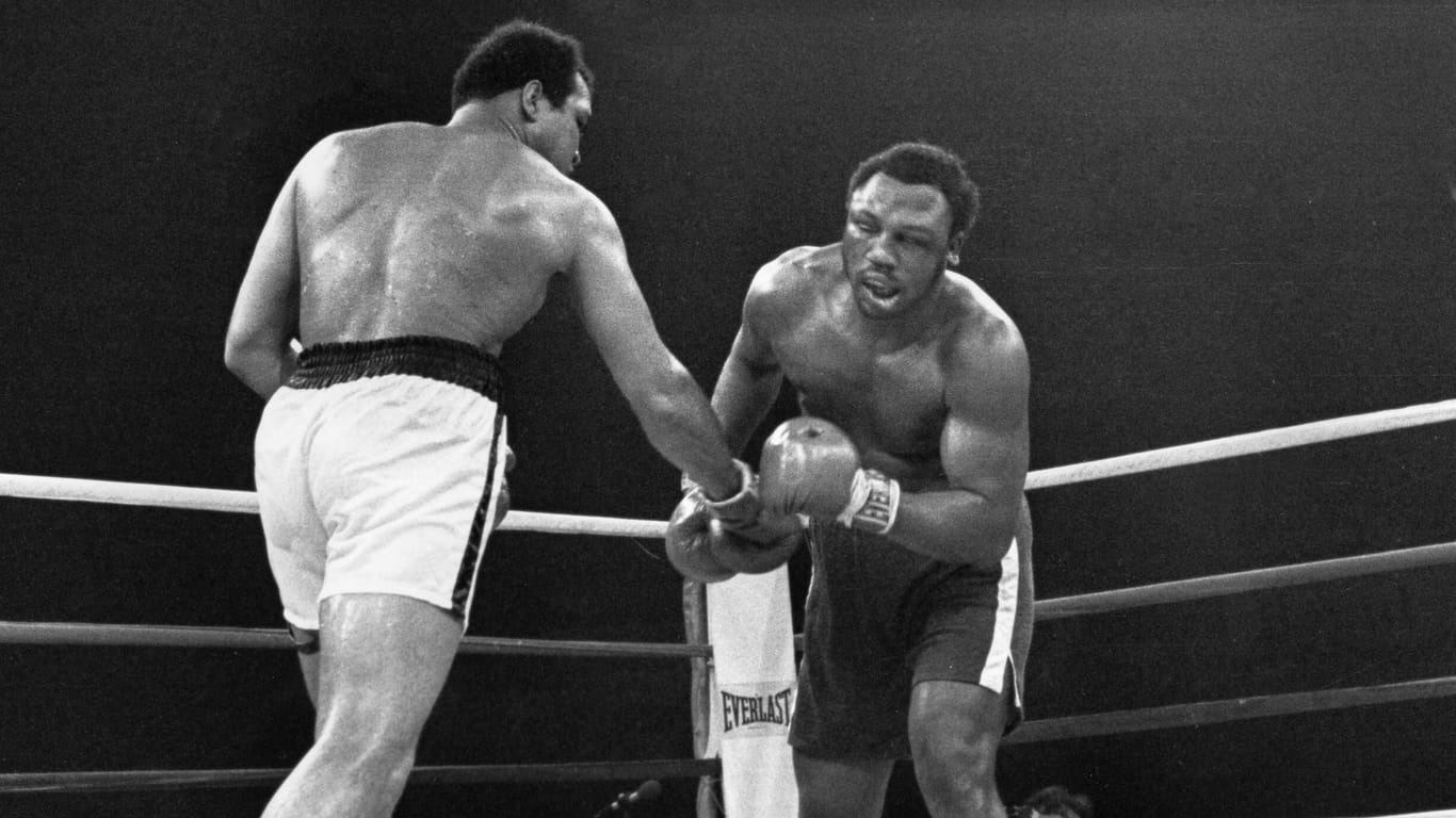 Muhammad Ali (l.) gegen Joe Frazier: Der Kampf der beiden Schwergewichtler ging in die Geschichte ein.