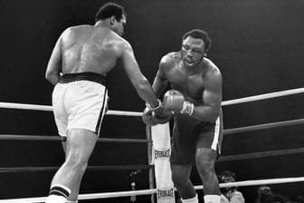 Muhammad Ali (l.) gegen Joe Frazier: Der Kampf der beiden Schwergewichtler ging in die Geschichte ein.