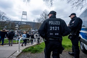 Polizisten vor dem Weserstadion in Bremen (Archivbild): Die Einsatzkräfte verhinderten den Angriff.