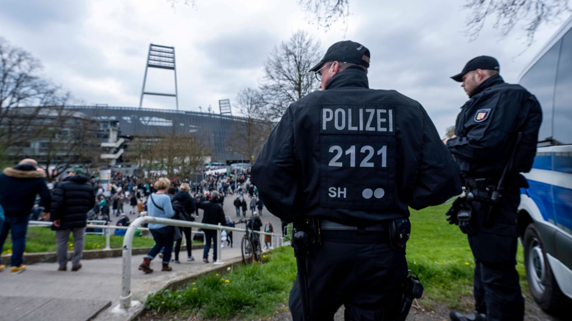 Polizisten vor dem Weserstadion in Bremen (Archivbild): Die Einsatzkräfte verhinderten den Angriff. Polizisten vor dem Weserstadion in Bremen (Archivbild): Die Einsatzkräfte verhinderten den Angriff.