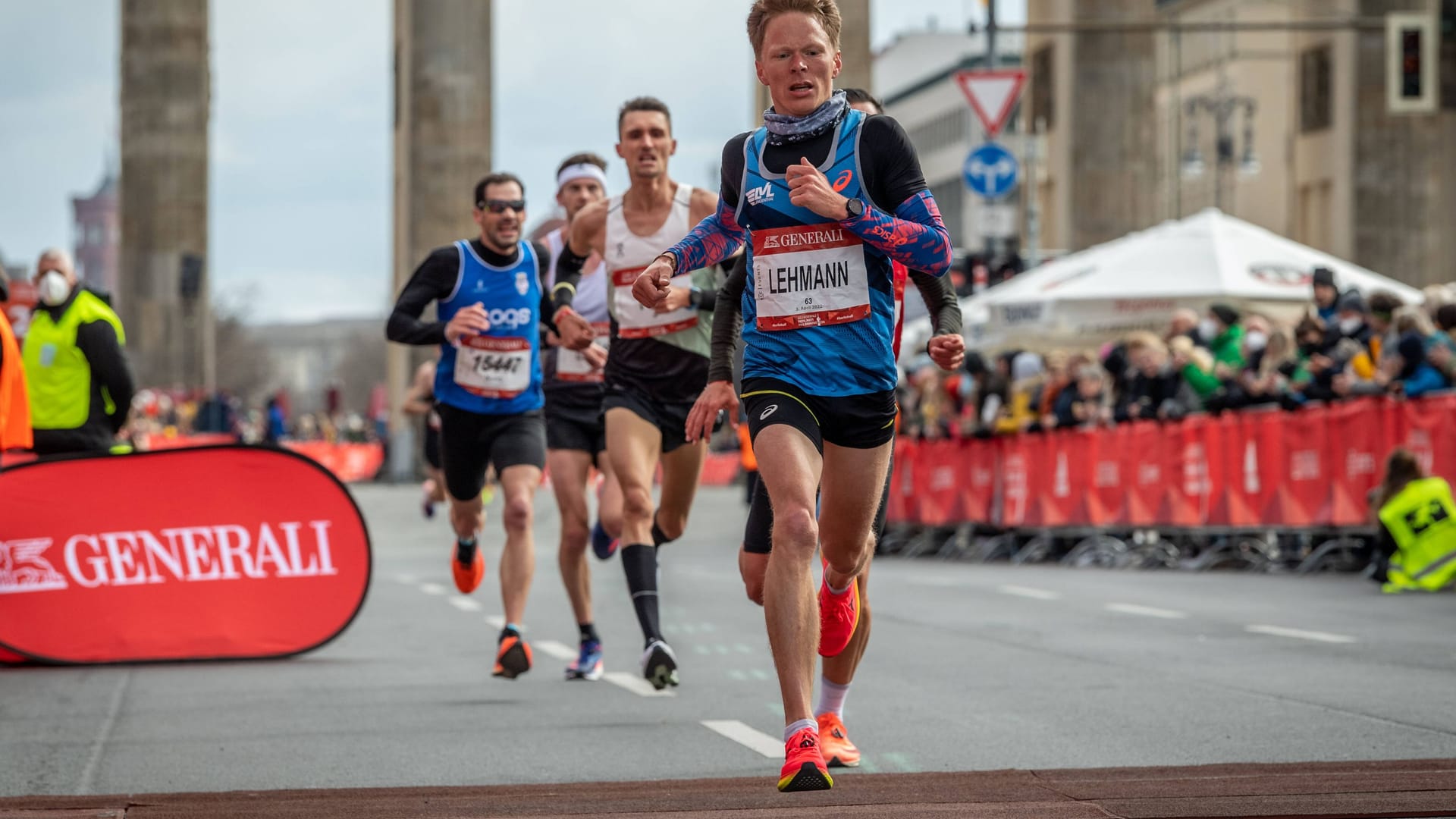 Der Schweizer Läufer Adrian Lehmann (vorne) bei einem Halbmarathon in Berlin 2022.