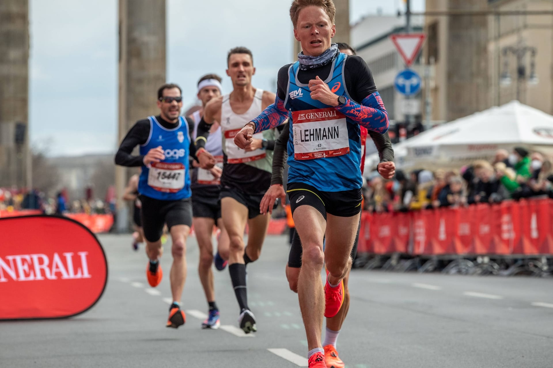 Der Schweizer Läufer Adrian Lehmann (vorne) bei einem Halbmarathon in Berlin 2022.