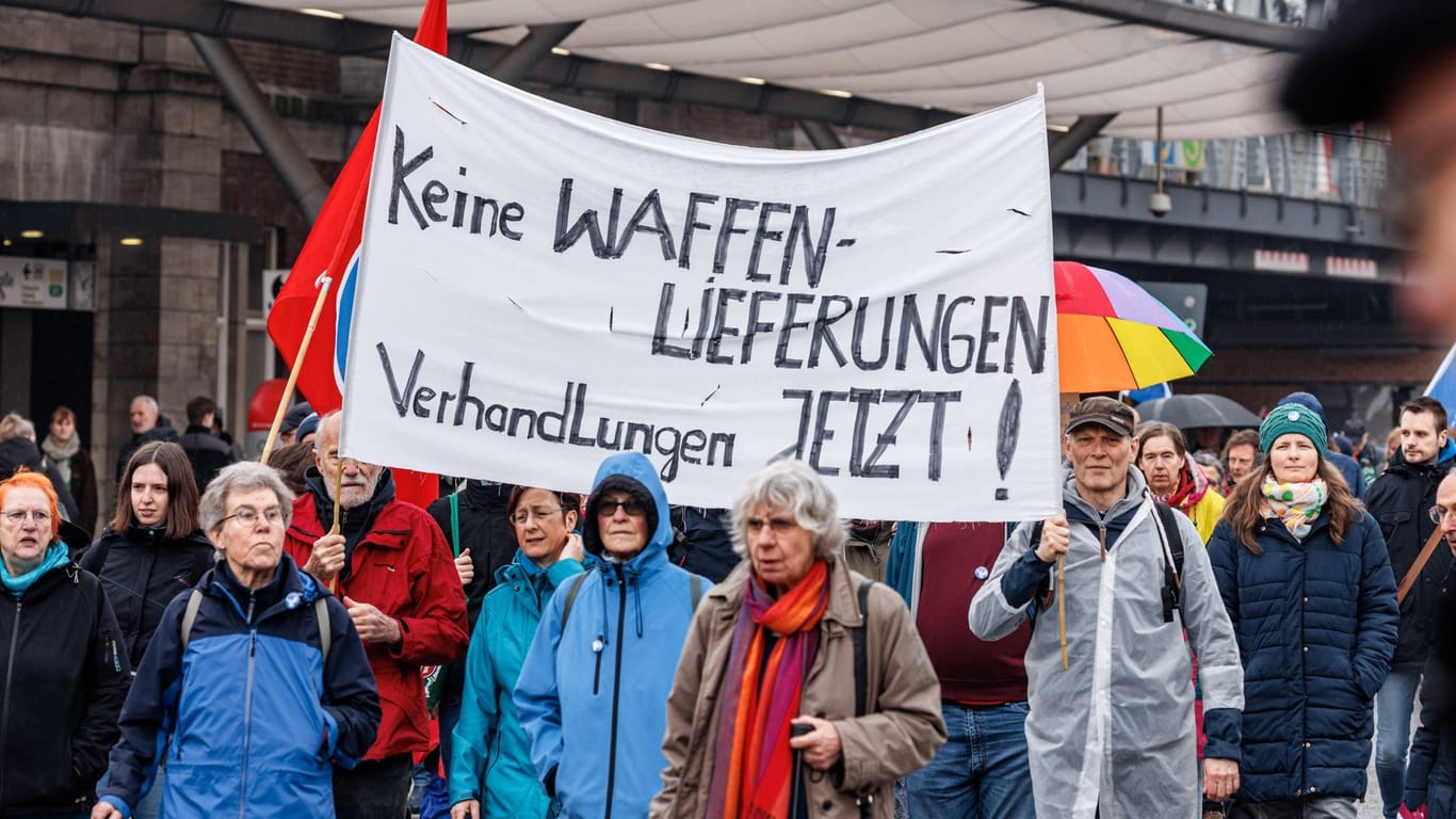 Hamburg: Menschen nehmen am Hamburger Ostermarsch teil. Auf einem Transparent steht: "Keine Waffenlieferungen. Verhandlungen jetzt!".
