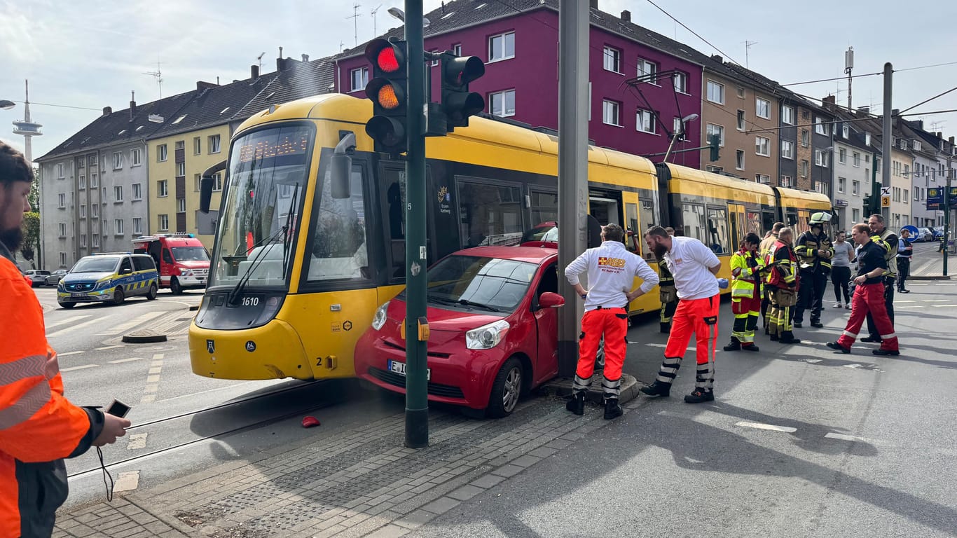 Glück im Unglück - Straßenbahn erfasst PKW - Fahrer unverletzt