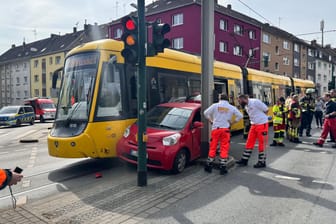 Glück im Unglück - Straßenbahn erfasst PKW - Fahrer unverletzt