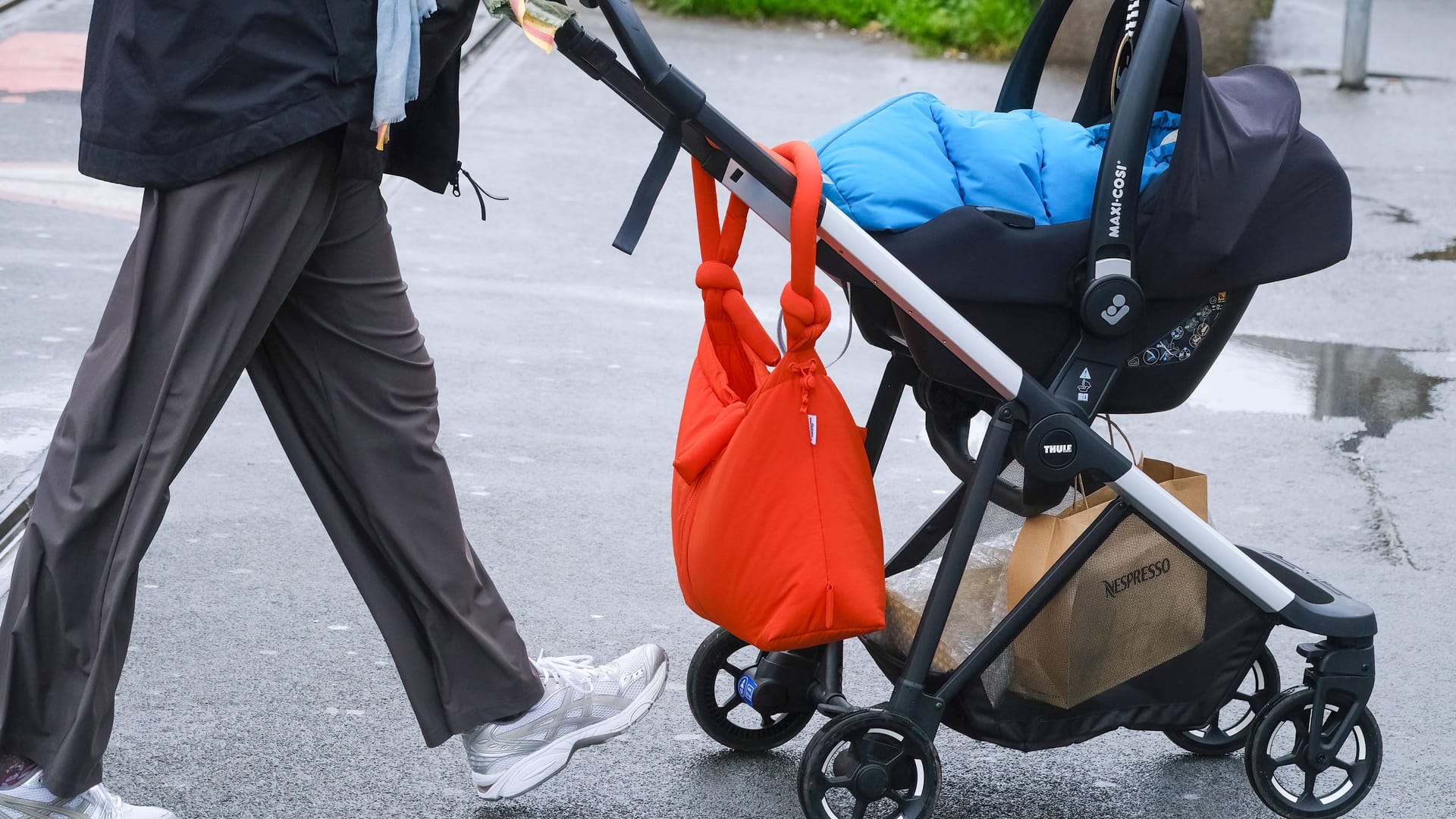 Frau mit Kinderwagen (Symbolbild): In England wurde eine Mutter beim Spazierengehen erstochen. Frau mit Kinderwagen (Symbolbild): In England wurde eine Mutter beim Spazierengehen erstochen.