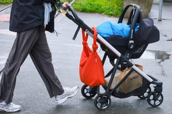 Frau mit Kinderwagen (Symbolbild): In England wurde eine Mutter beim Spazierengehen erstochen.