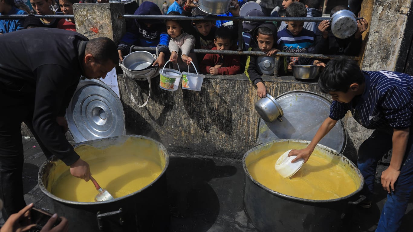 Die Menschen im Gazastreifen leiden unter Hunger (Archivbild): Einige Hilfsorganisationen haben sich nach dem Angriff zunächst zurückgezogen.