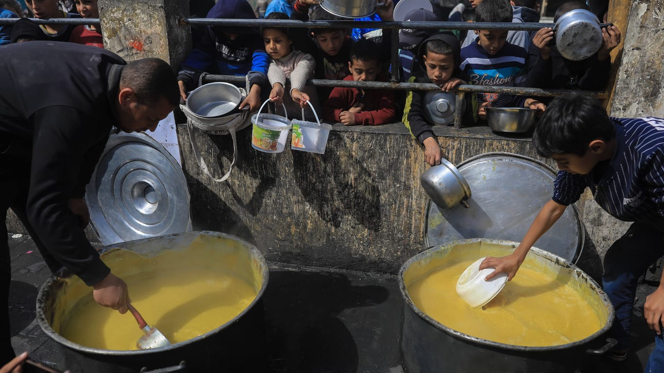 Die Menschen im Gazastreifen leiden unter Hunger (Archivbild): Einige Hilfsorganisationen haben sich nach dem Angriff zunächst zurückgezogen.