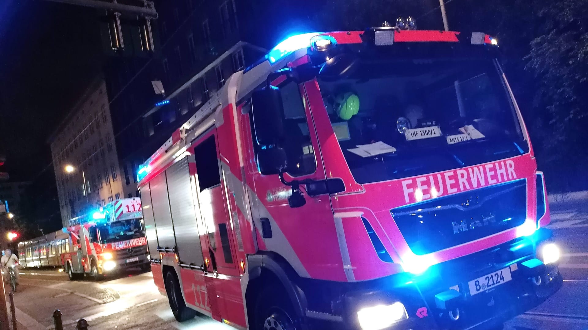 Feuerwehr im Einsatz (Symbolbild): Die beiden Bewohner erlitten durch das Feuer Rauchgasvergiftungen. Feuerwehr im Einsatz (Symbolbild): Die beiden Bewohner erlitten durch das Feuer Rauchgasvergiftungen.