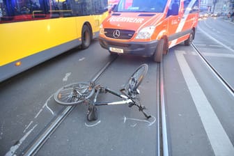 Verkehrsunfall Fahrrad liegt auf Schienen (Symbolbild): Die Einsatzkräfte konnten nichts mehr für den 68-Jährigen machen.