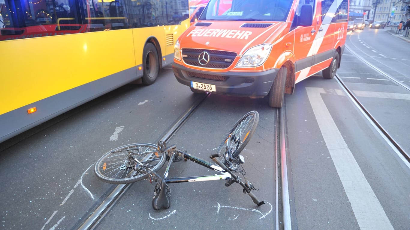 Verkehrsunfall Fahrrad liegt auf Schienen (Symbolbild): Die Einsatzkräfte konnten nichts mehr für den 68-Jährigen machen.
