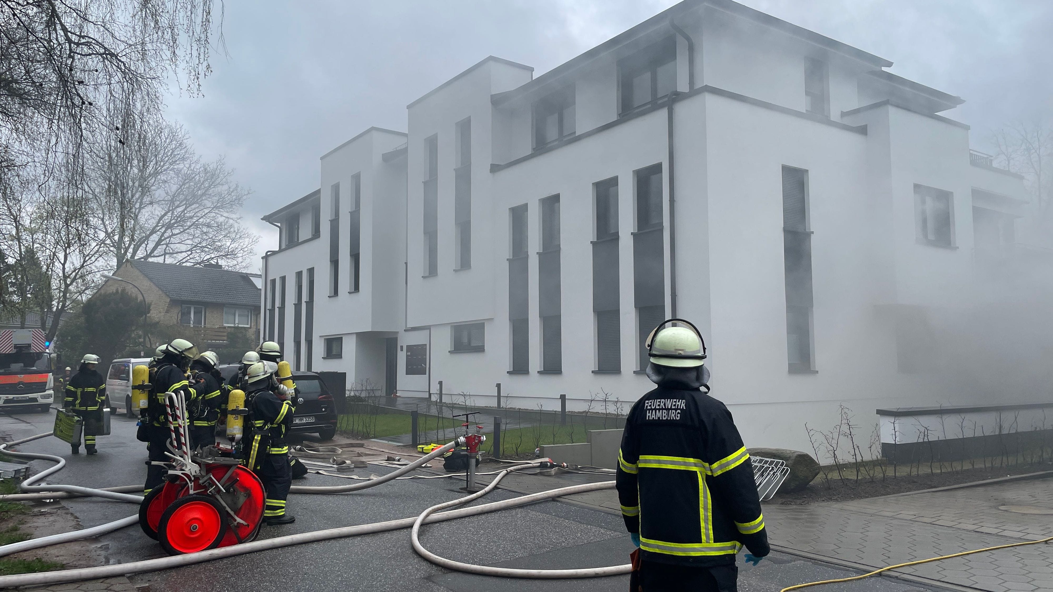 Feuer in Hamburg: Rauchwolke zieht über Poppenbüttel – Warnung