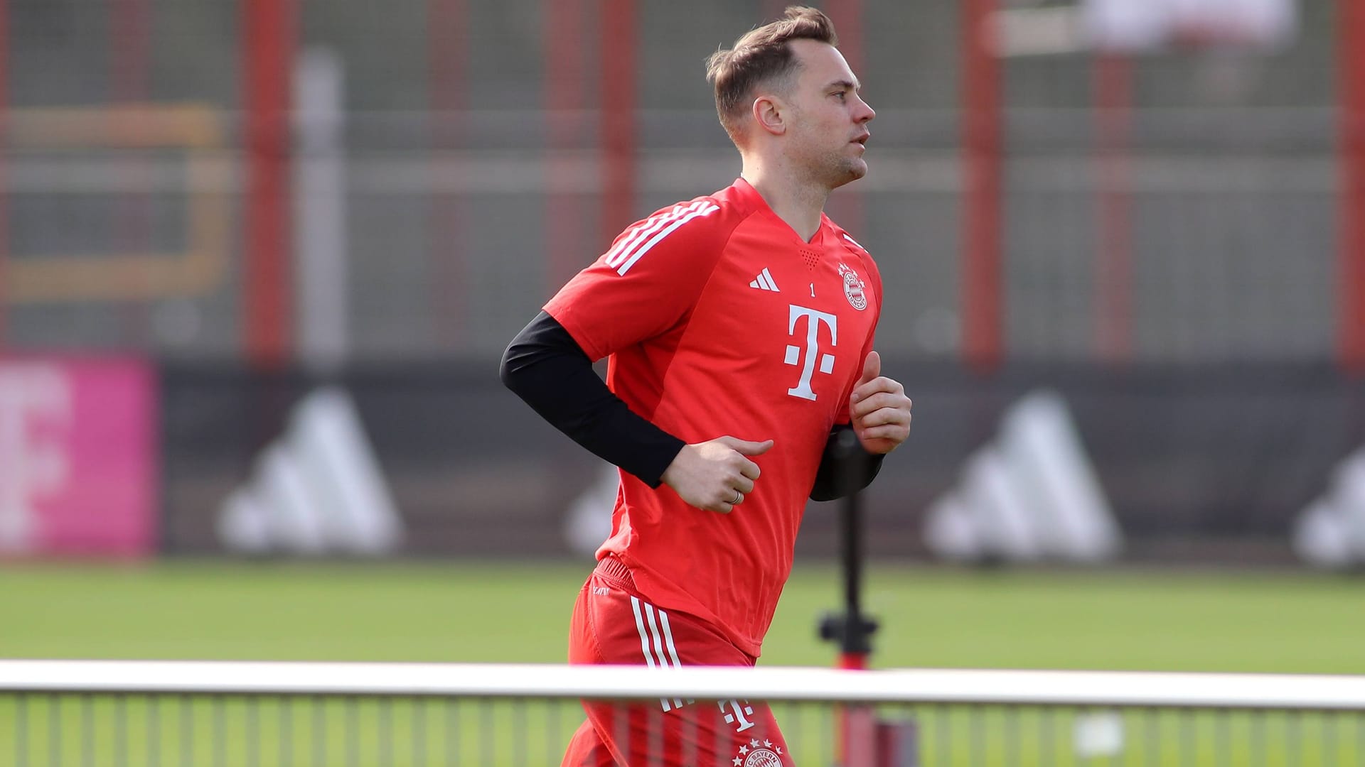 Manuel Neuer auf dem Bayern-Trainingsgelände an der Säbener Straße: Der Torwart fiel zuletzt aus.