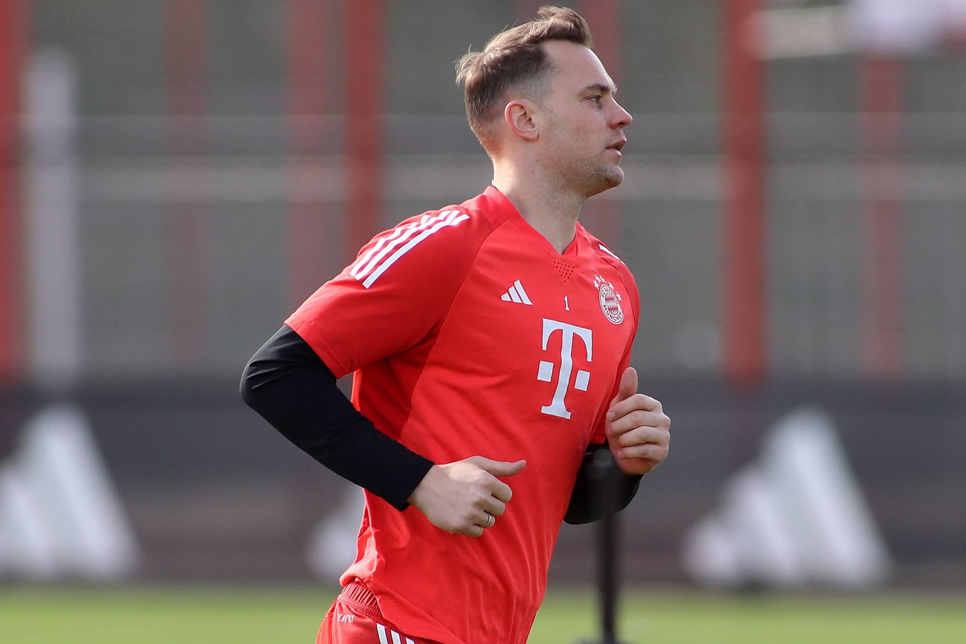 Manuel Neuer auf dem Bayern-Trainingsgelände an der Säbener Straße: Der Torwart fiel zuletzt aus.