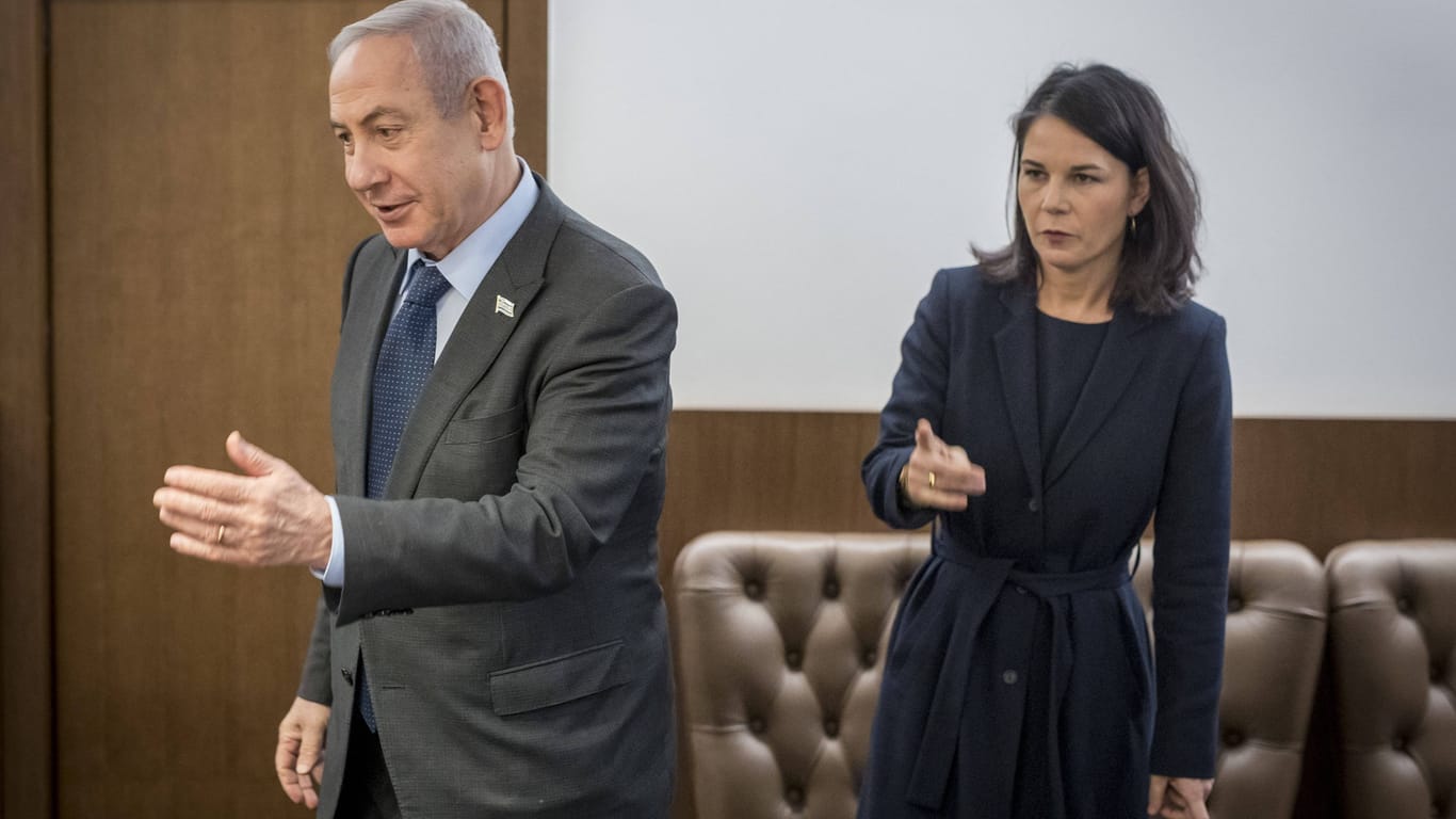 Die deutsche Außenministerin Annalena Baerbock und der israelische Ministerpräsident Benjamin Netanjahu: Das Auswärtige Amt dementiert Medienberichte über einen Streit.