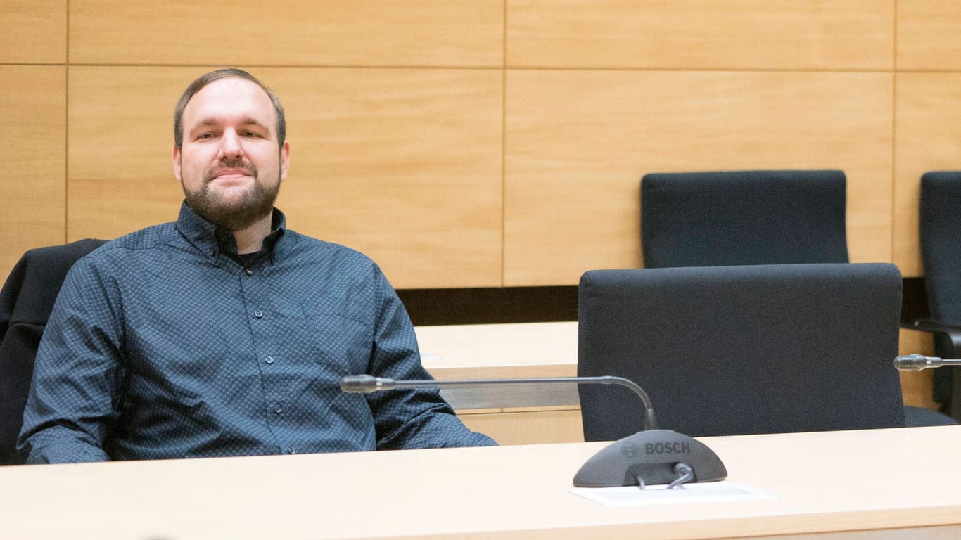 Sascha Krolzig: Seine Neonazi-Gesinung bringt ihn immer wieder vor Gericht, hier 2019. Er lieferte eine Art Präzedenzfall für die Formulierung "Alles für Deutschland".