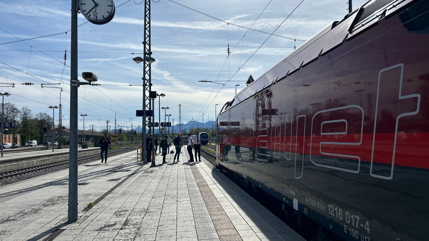 Ein Railjet neuer Generation während eines Zwischenstopps in Rosenheim: Ab Montag, 8. April, sollen die neuen Züge regelmäßig zum Einsatz kommen.