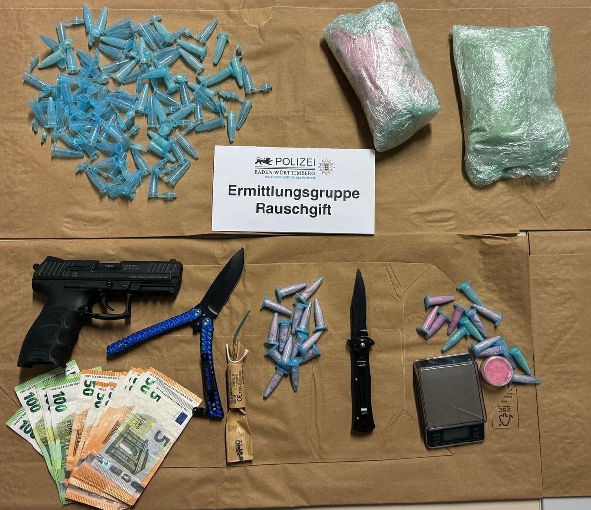 Sichergestellte Beweismittel: Die Polizei fand neben der Droge auch Plastikgefäße, Bargeld und eine Waffe.