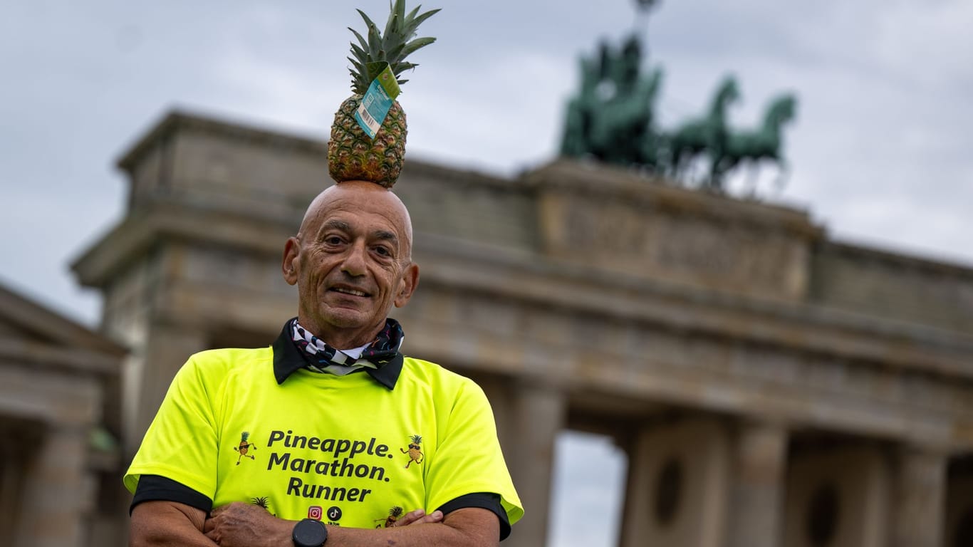 Berlin: Moshe Lederfien, ein israelischer Marathon-Läufer, trägt bei seinen Läufen stets eine Ananas auf dem Kopf.