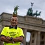Berlin: Mann will Halbmarathon mit Ananas auf dem Kopf laufen