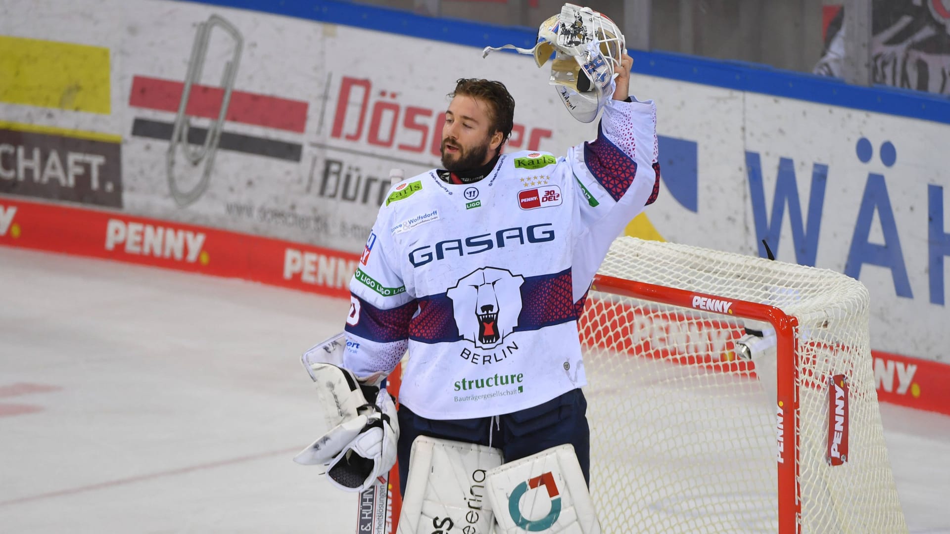 Titel-Jubel: Eisbären-Torwart Jake HILDEBRAND im Spiel gegen die Fischtown Pinguins.