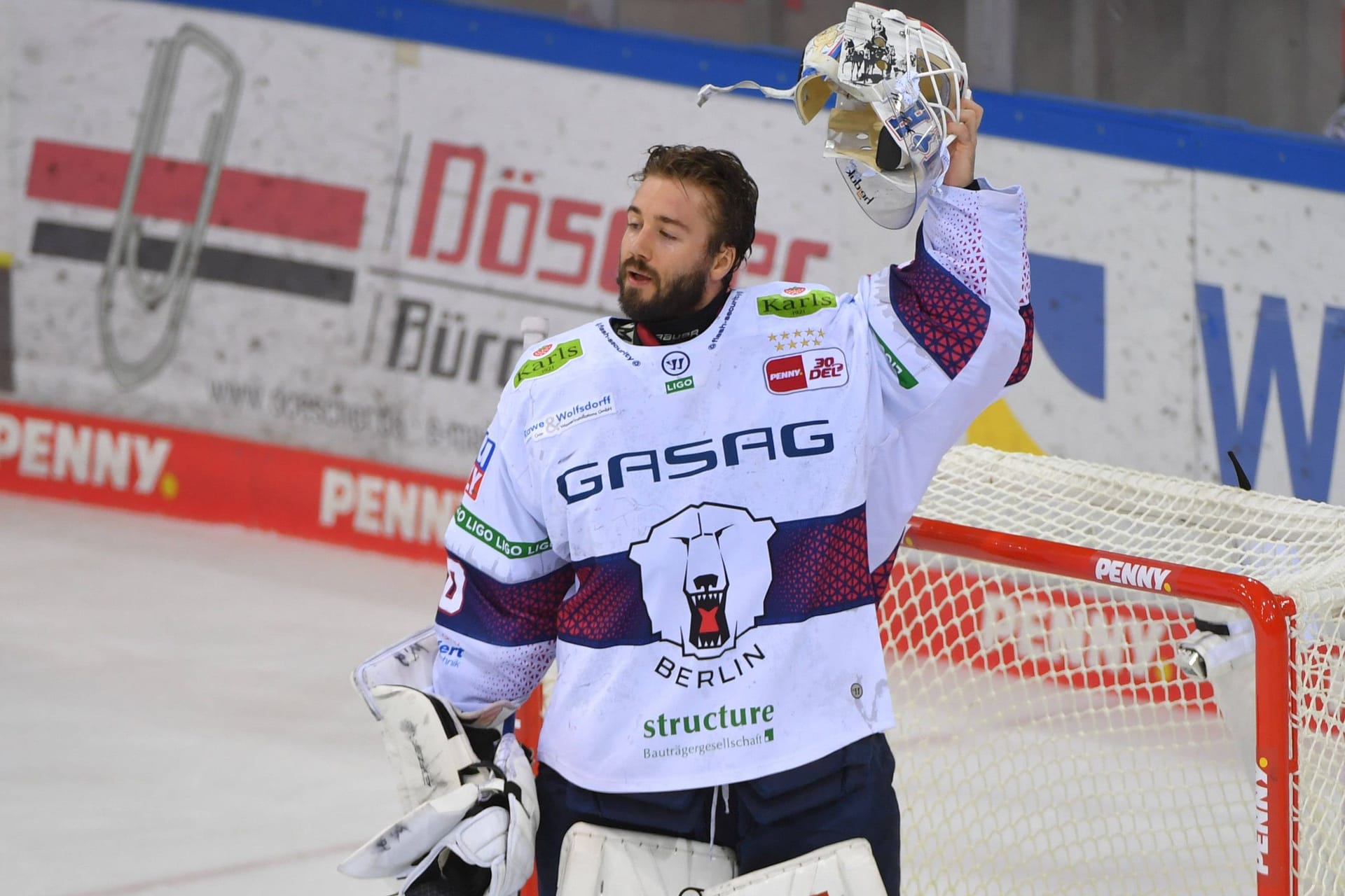 Titel-Jubel: Eisbären-Torwart Jake HILDEBRAND im Spiel gegen die Fischtown Pinguins.