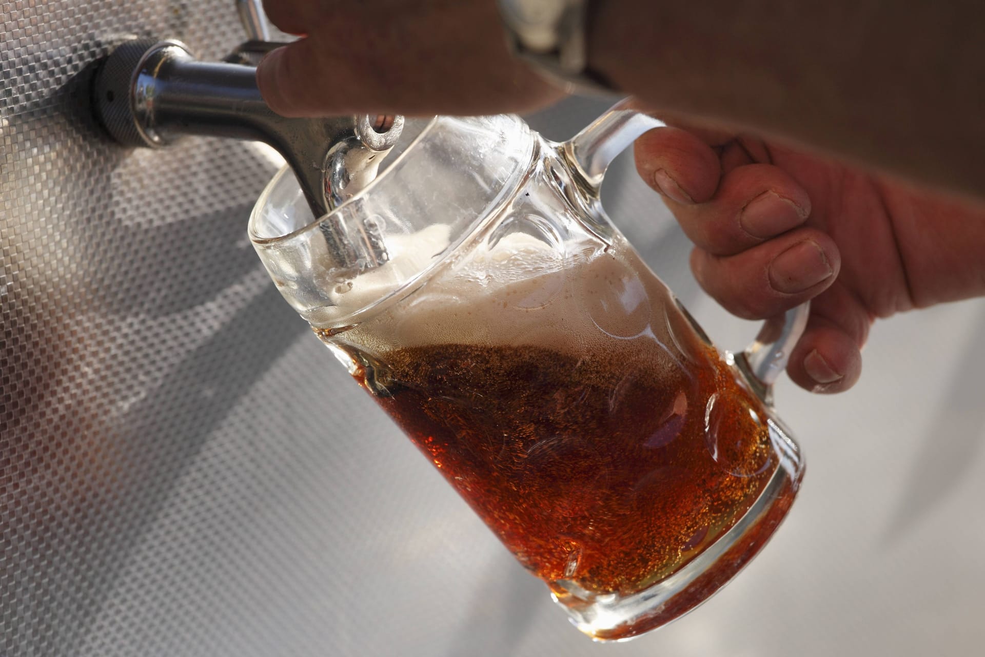 Ein Franke zapft ein Bier (Symbolbild): Mit dem kultigen Gerstensaft will die evangelische Landeskirche Gläubige in Oberfranken an die Wahlurne bringen.