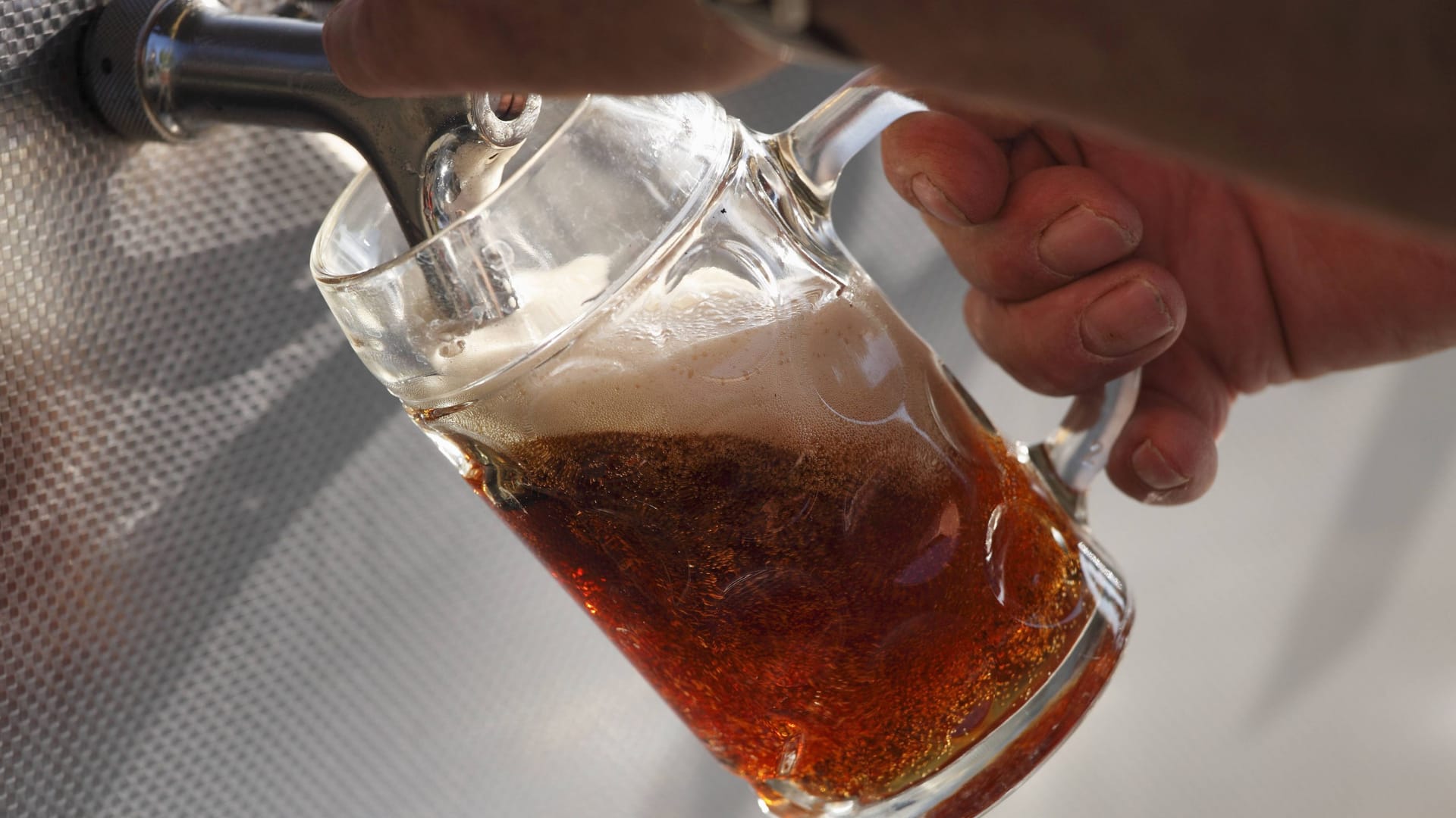 Ein Franke zapft ein Bier (Symbolbild): Mit dem kultigen Gerstensaft will die evangelische Landeskirche Gläubige in Oberfranken an die Wahlurne bringen.