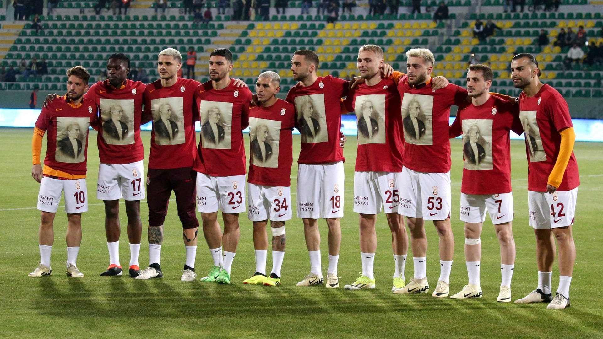 Galatasarays Spieler trugen vor dem Anpfiff T-Shirts mit dem Gesicht Mustafa Kemal Atatürks.