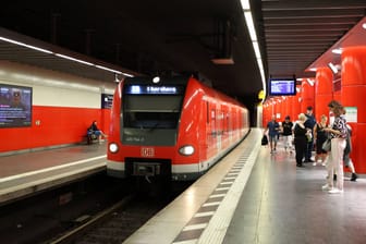 Eine S-Bahn fährt in den Münchner Hauptbahnhof ein (Archivbild): Dem Mann droht nun ein Nachspiel.