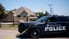 Ein Wagen der Polizei von Oklahoma City ermittelt in dem Viertel, in dem sich der Mord an Frau und Kindern geschah.