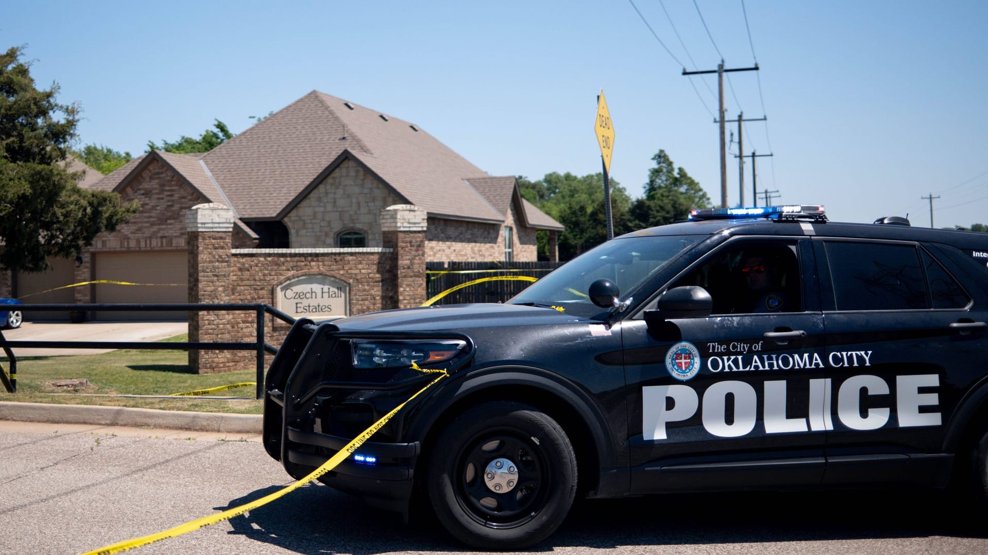 Ein Wagen der Polizei von Oklahoma City ermittelt in dem Viertel, in dem sich der Mord an Frau und Kindern geschah.