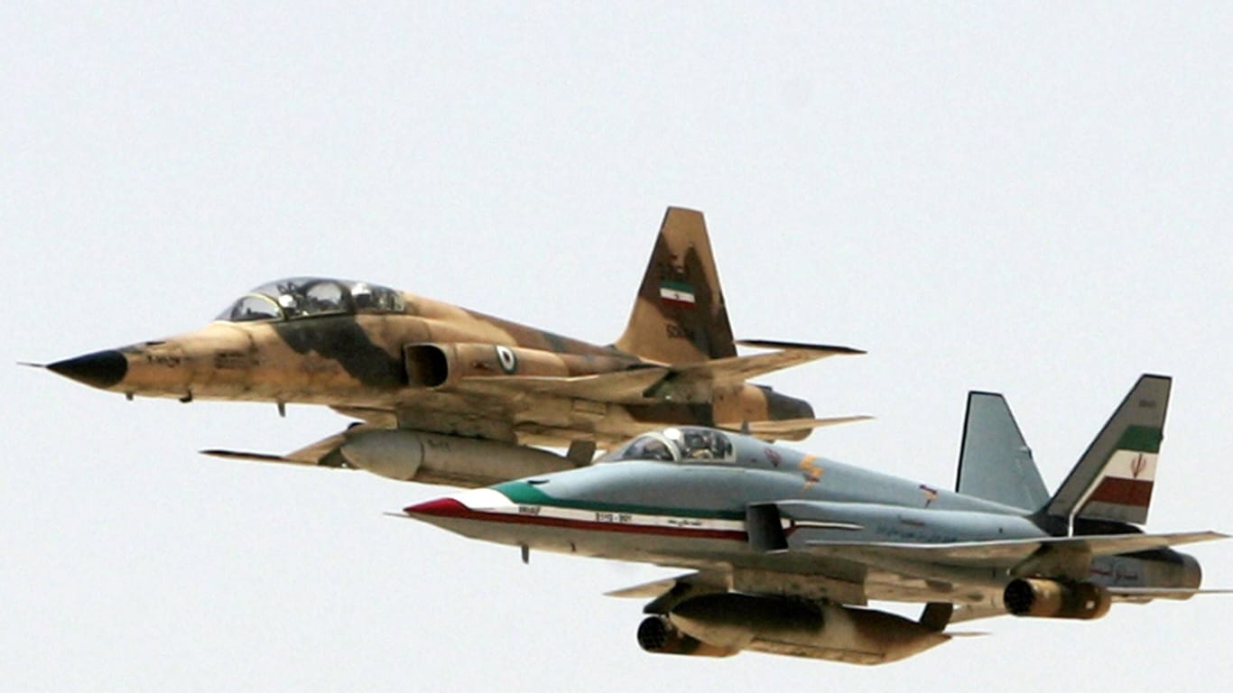 Iranische Kampfjets während einer Übung.