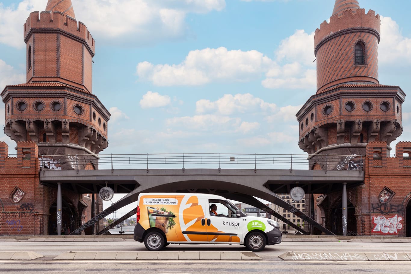 Ein Knuspr-Lieferauto auf der Oberbaumbrücke in Berlin: Ab dem 22. April liefert der Dienst Knuspr in Berlin, Potsdam und Umgebung aus.