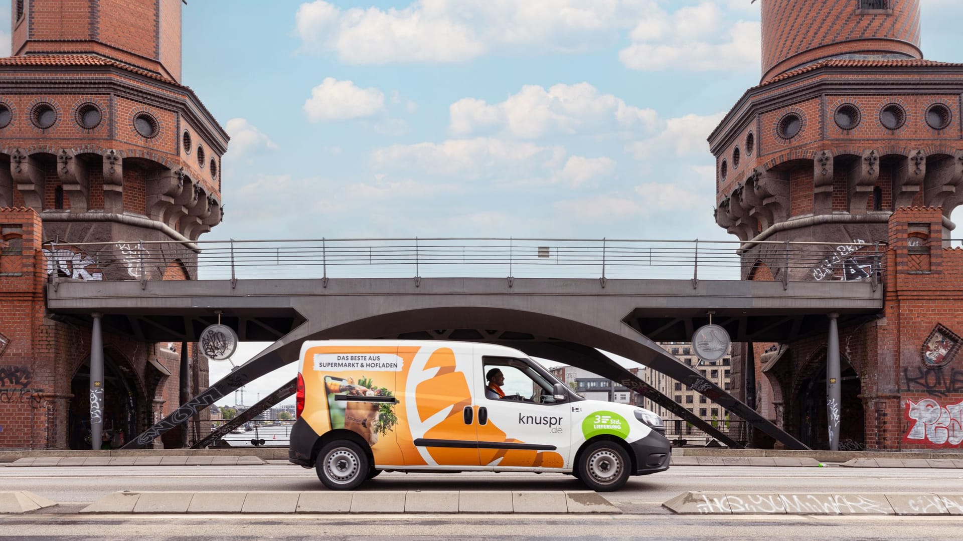 Ein Knuspr-Lieferauto auf der Oberbaumbrücke in Berlin: Ab dem 22. April liefert der Dienst Knuspr in Berlin, Potsdam und Umgebung aus.