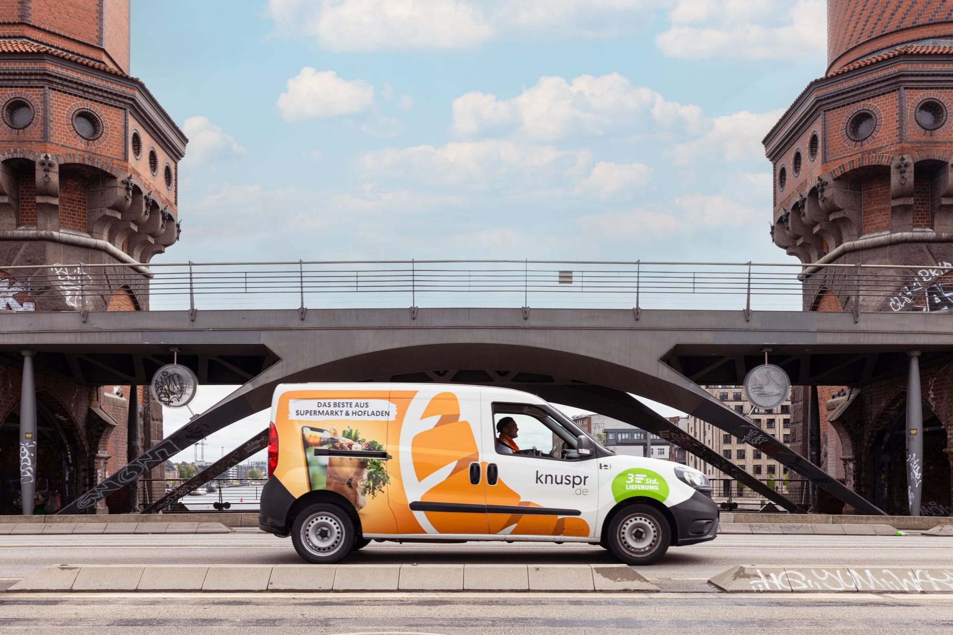 Ein Knuspr-Lieferauto auf der Oberbaumbrücke in Berlin: Ab dem 22. April liefert der Dienst Knuspr in Berlin, Potsdam und Umgebung aus.