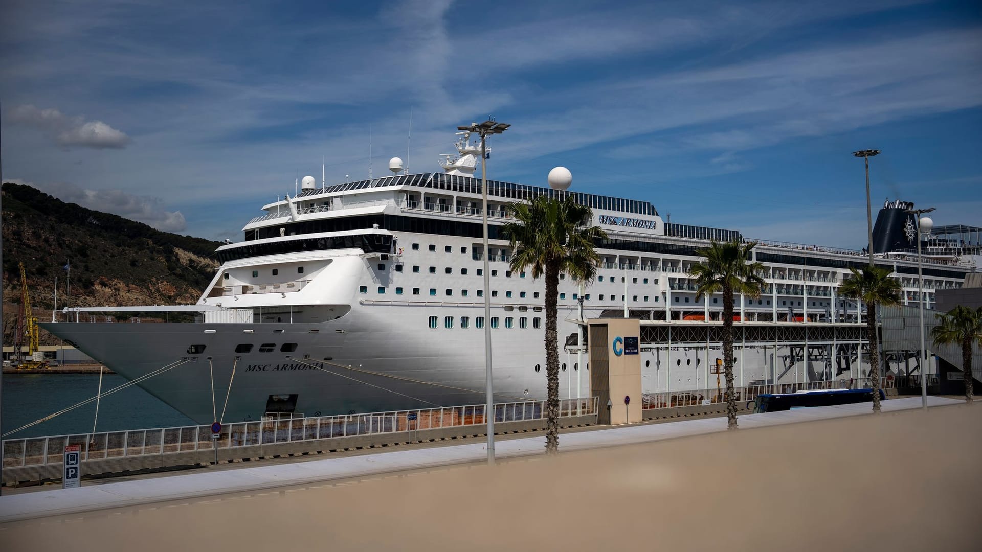 Die MSC Armonía im Hafen von Barcelona: Einige Passagiere sind wohl ohne gültige Visa unterwegs.