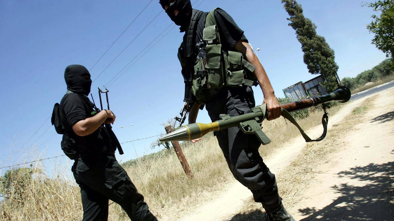 Kämpfer der Kassam-Brigaden (Archivbild): Der Hamas-Arm hat Israel aus dem Libanon heraus angegriffen.