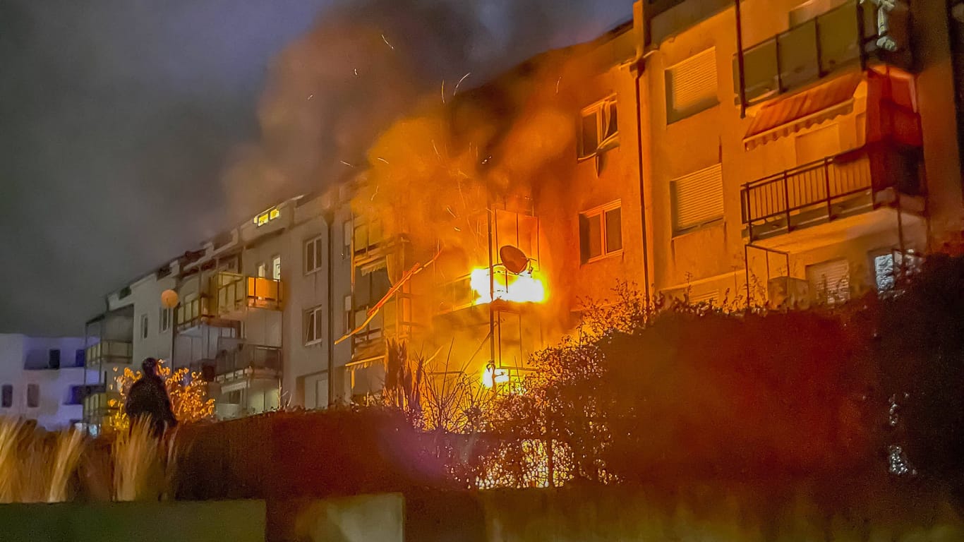Feuer auf einem Balkon (Symbolbild): Die Wohnungen des Mehrfamilienhauses sind vorerst unbewohnbar.