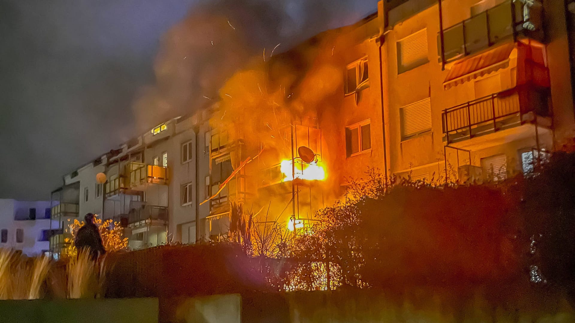 Feuer auf einem Balkon (Symbolbild): Die Wohnungen des Mehrfamilienhauses sind vorerst unbewohnbar. Feuer auf einem Balkon (Symbolbild): Die Wohnungen des Mehrfamilienhauses sind vorerst unbewohnbar.