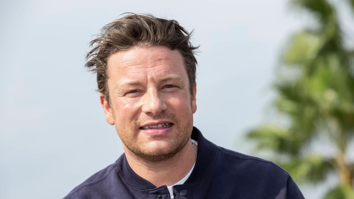 Berlin Jamie Oliver in der Friedrichstraße mit CurrywurstPizza